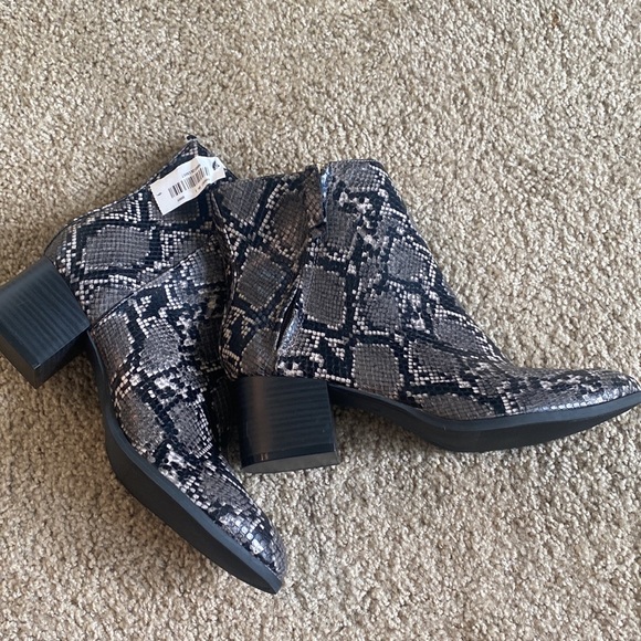 NWT Old navy snakeskin print boots. - Picture 1 of 9